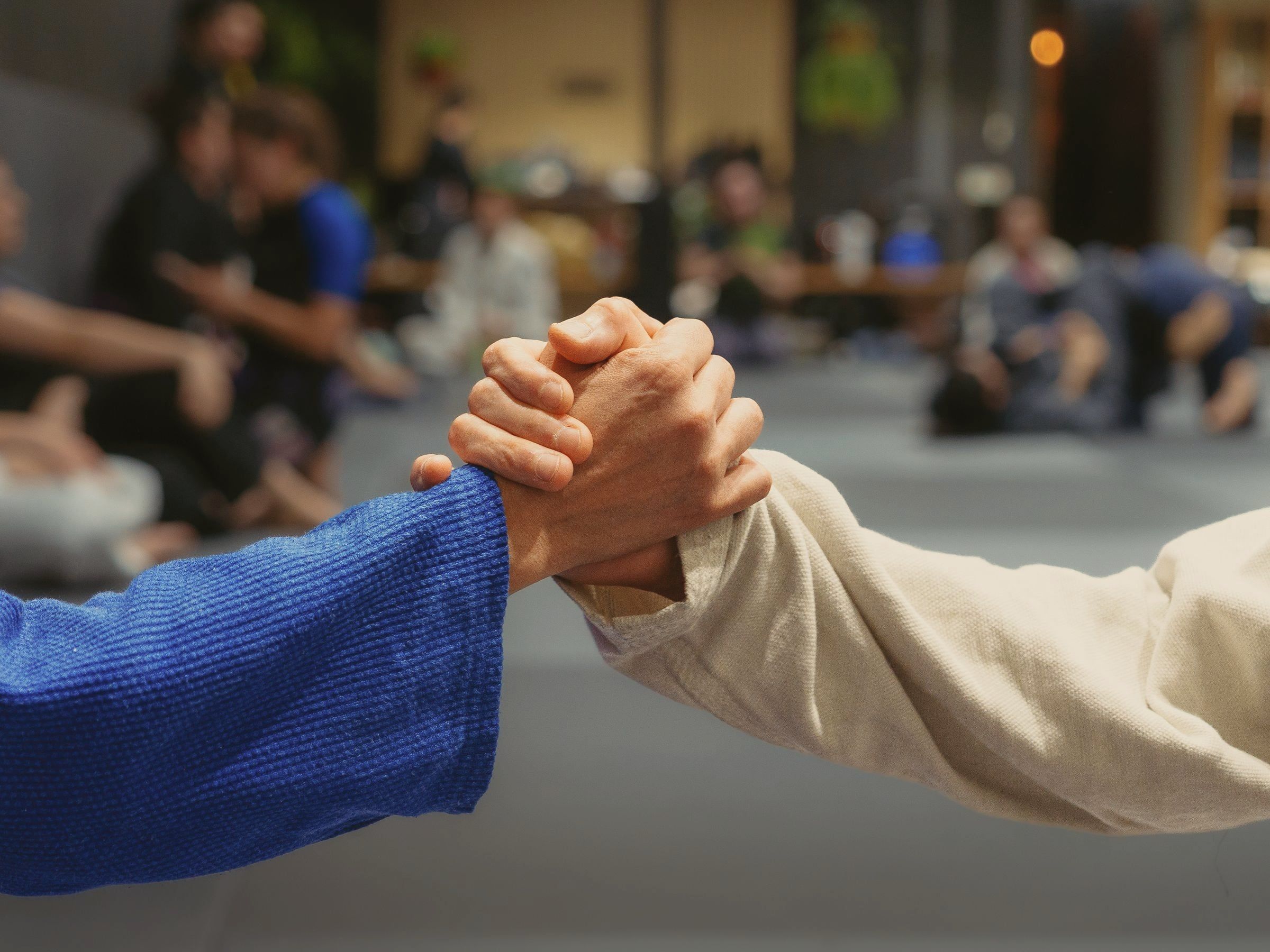 Cumprimento entre dois atletas de jiu-jitsu antes do rola