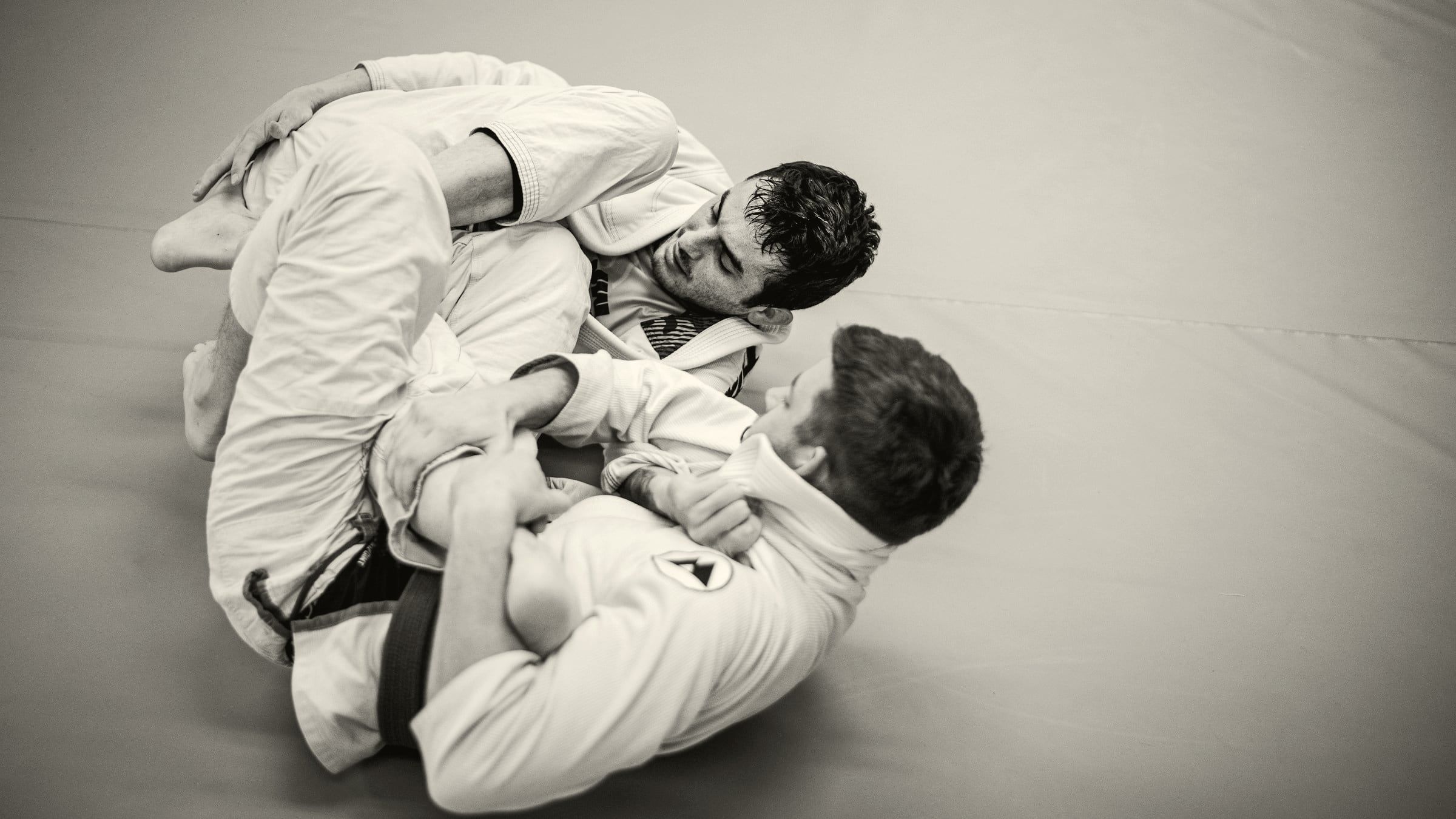Rola de jiu-jitsu entre dois faixas-pretas