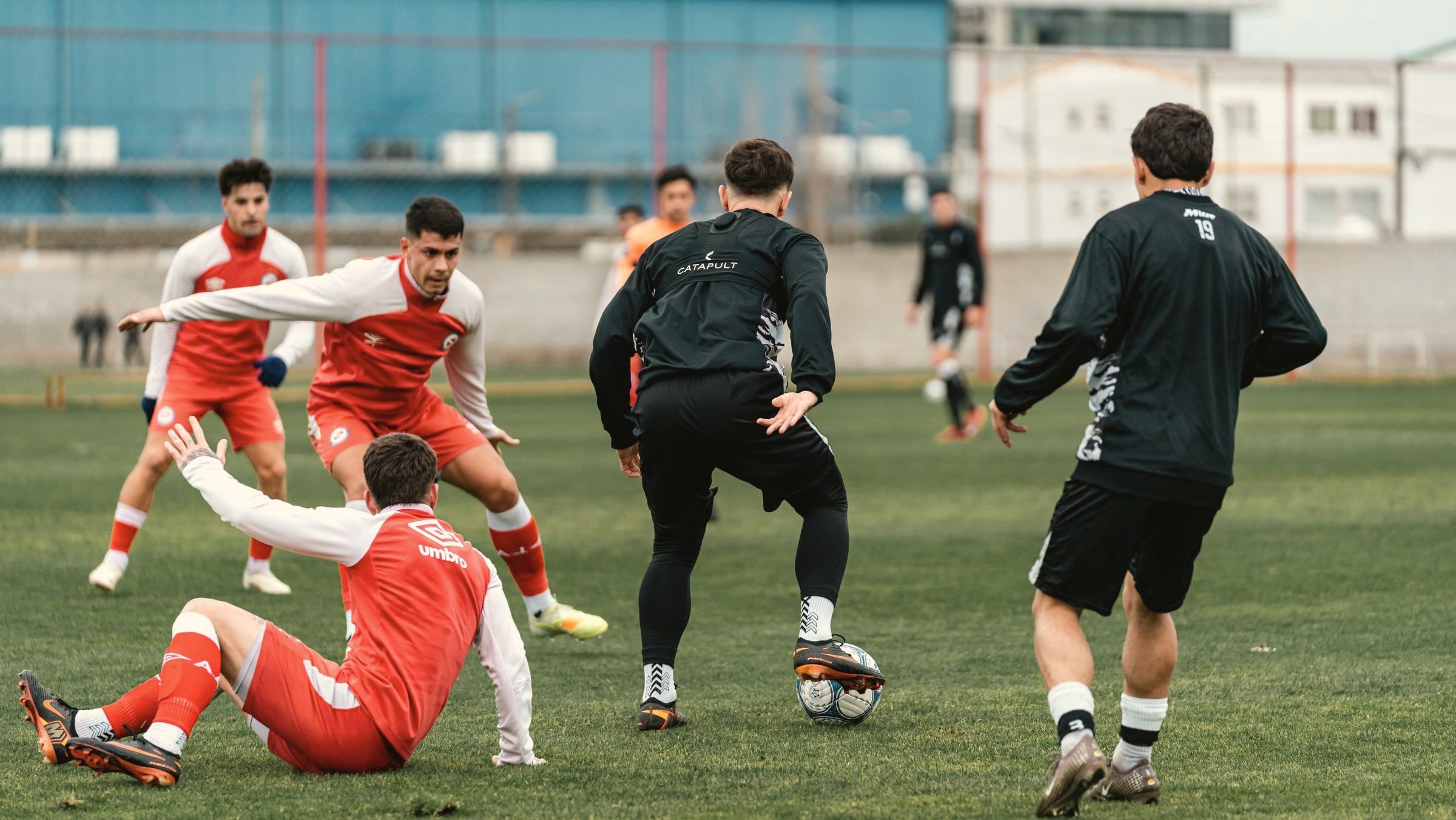 Grupo de jogadores em treino de futebol no gramado