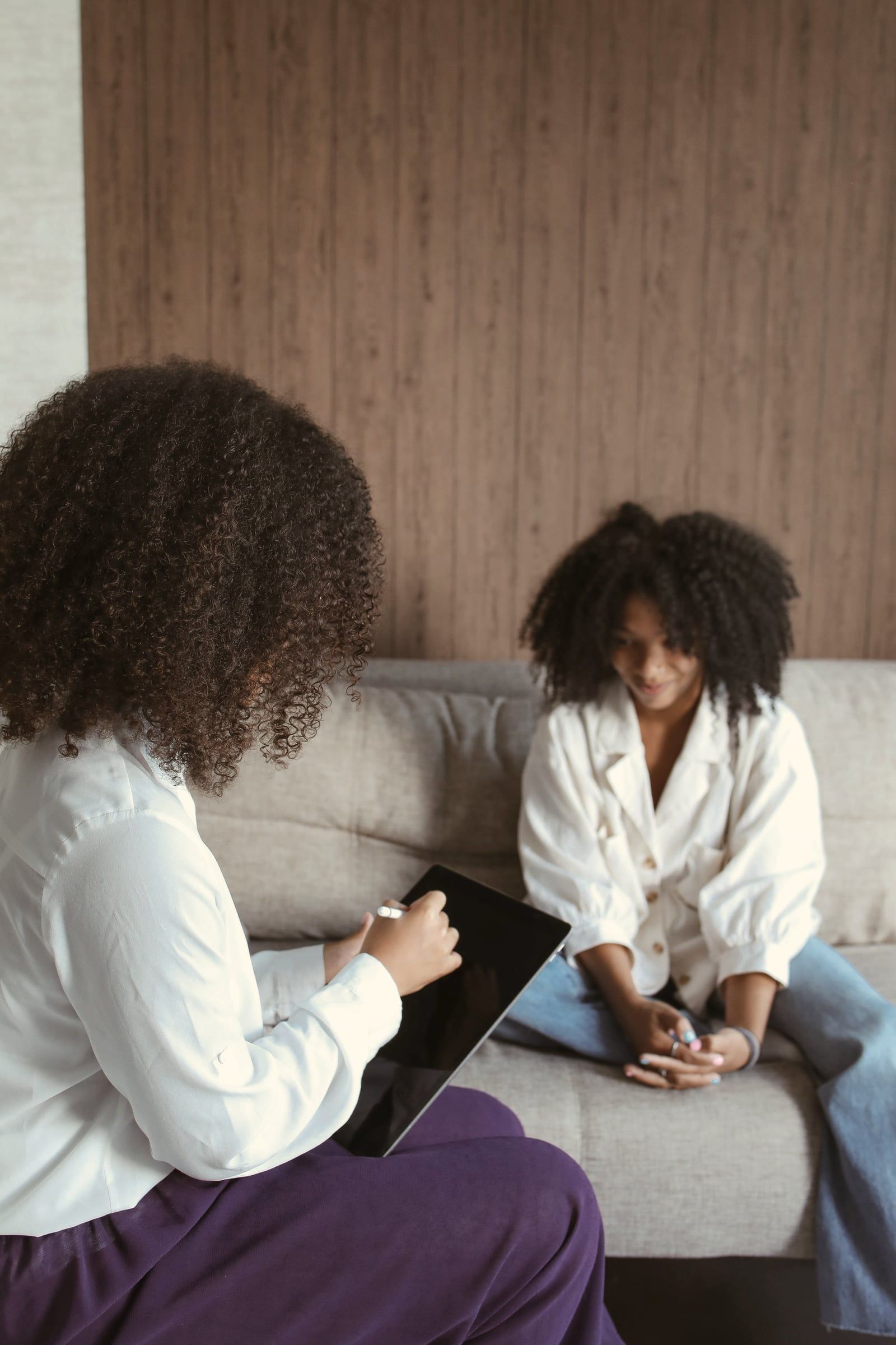Paciente e psicóloga conversando durante atendimento