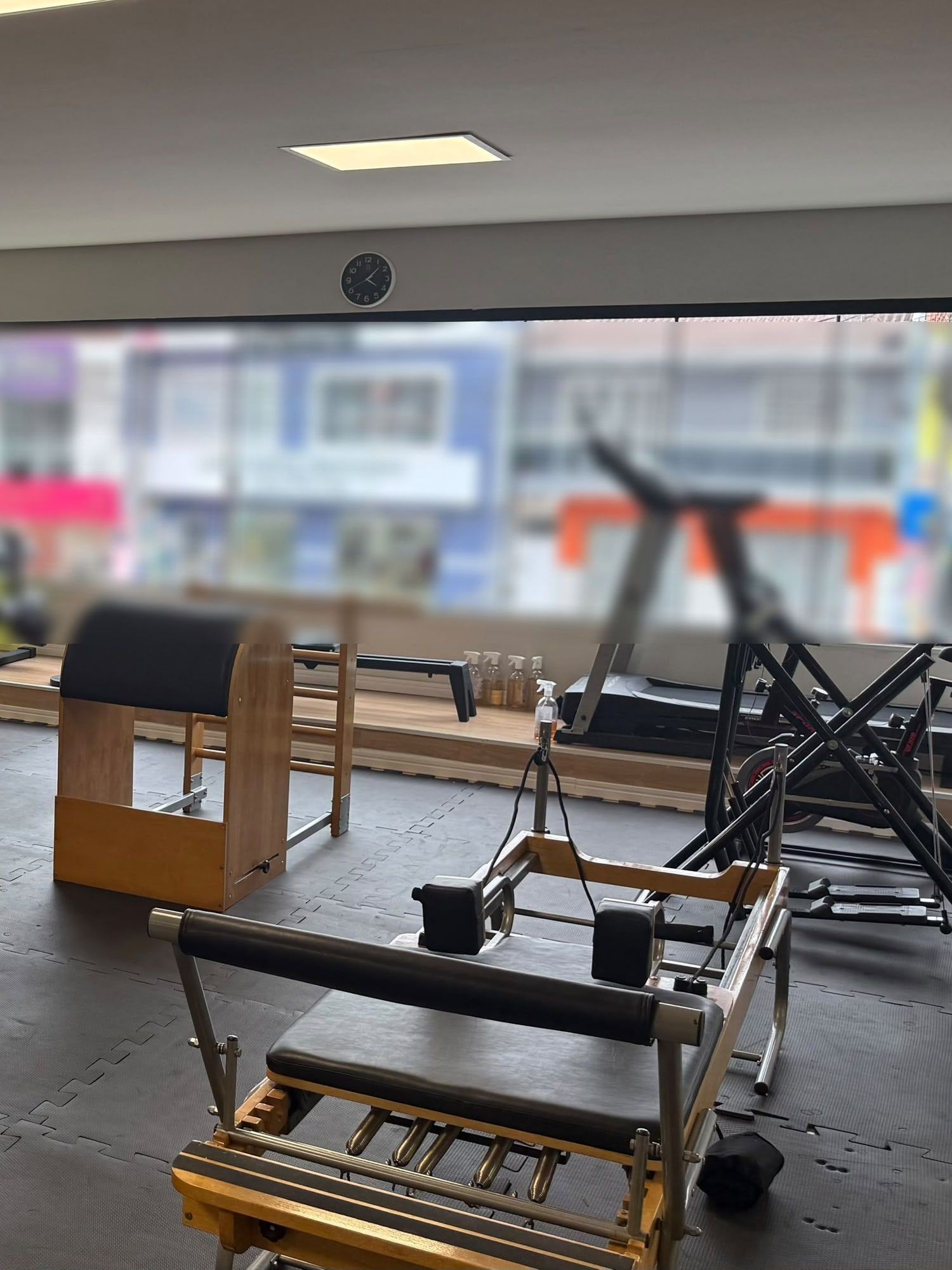 Ladder barrel e reformer ao lado da janela do Revitalize Studio