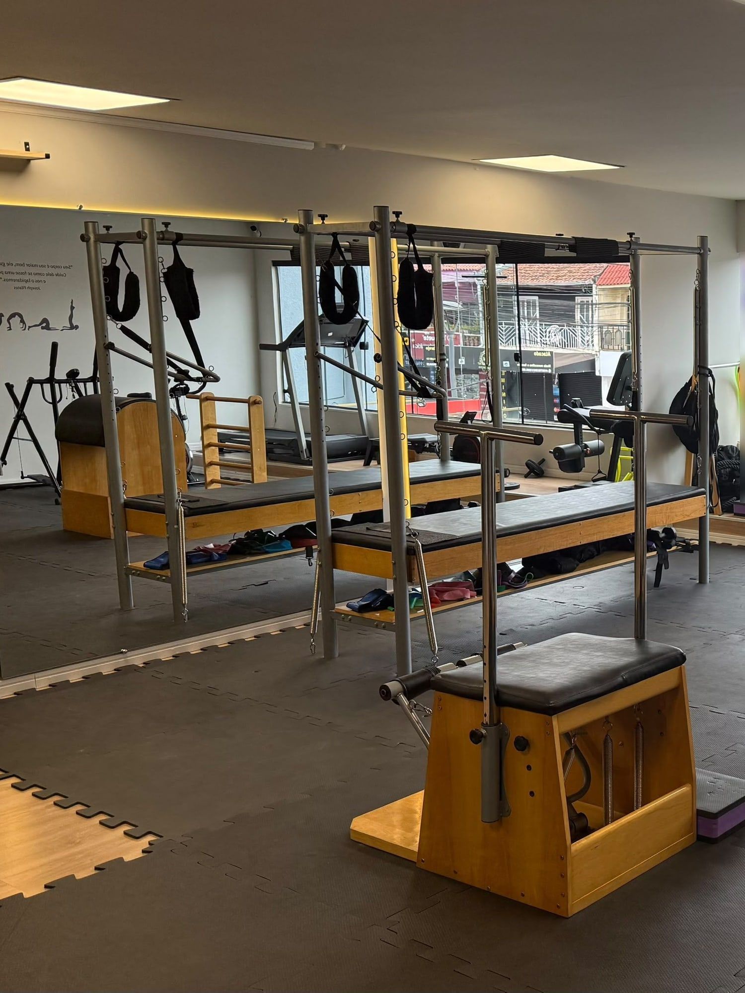Cadillacs e chair de Pilates em frente ao espelho do Revitalize Studio