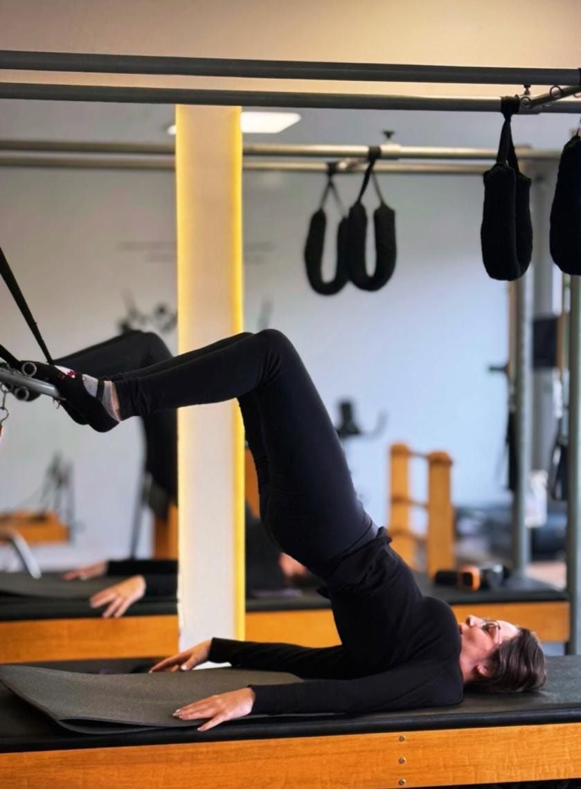 Exercício de Pilates no cadillac do Revitalize Studio