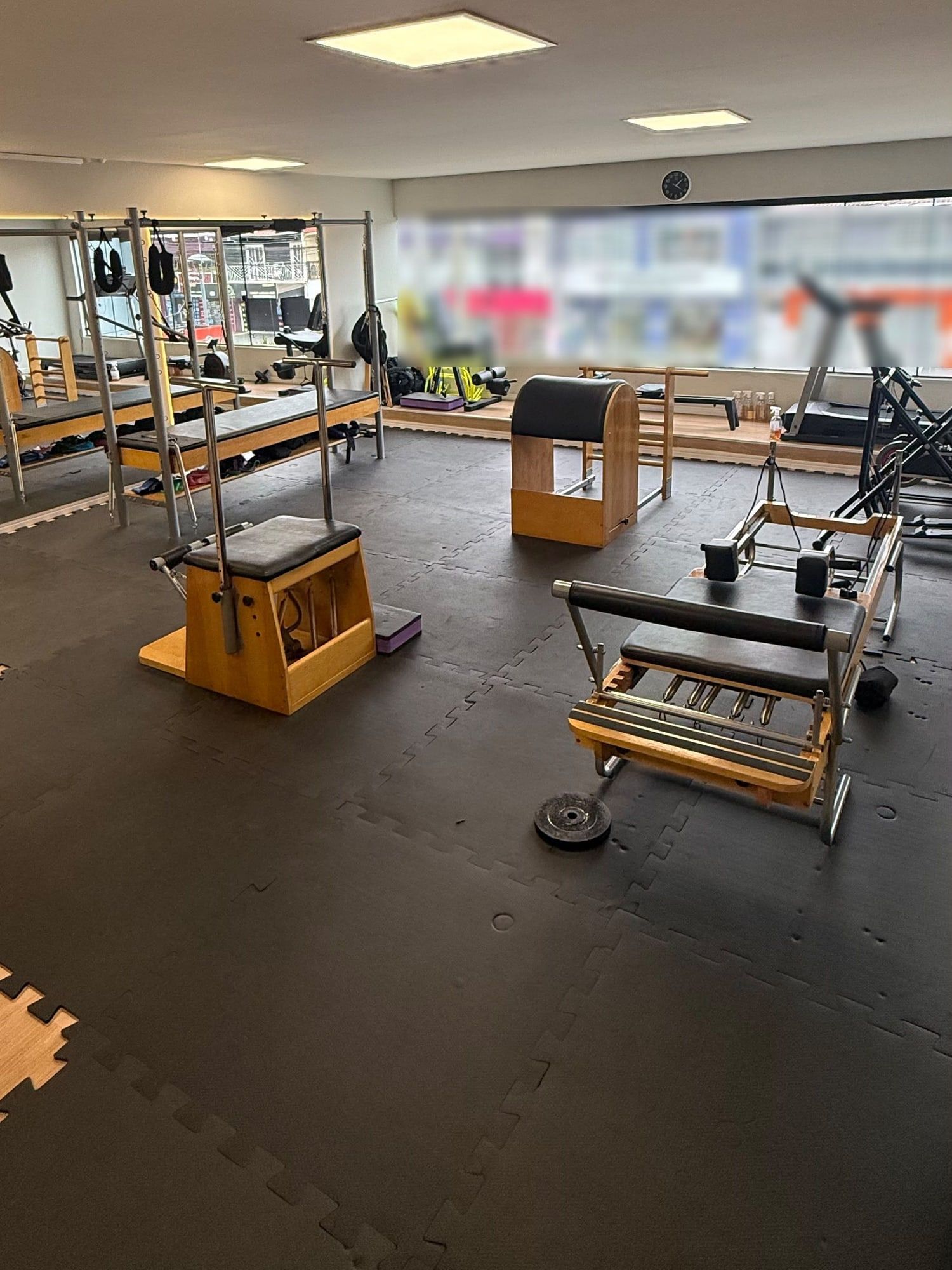 Aparelhos de Pilates e janela ampla no Revitalize Studio