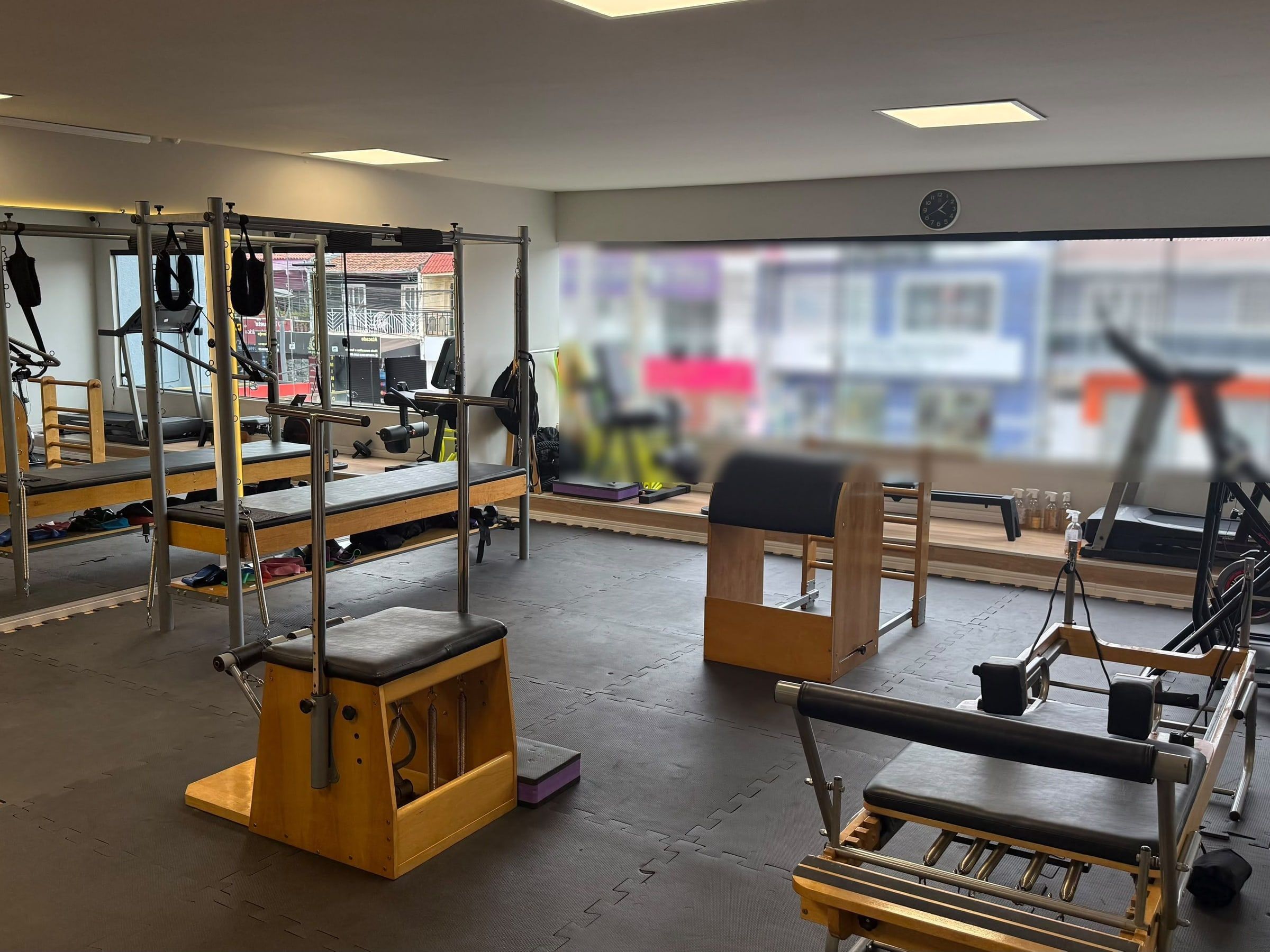 Sala do Revitalize Studio com cadillacs, chair, barrel e reformer